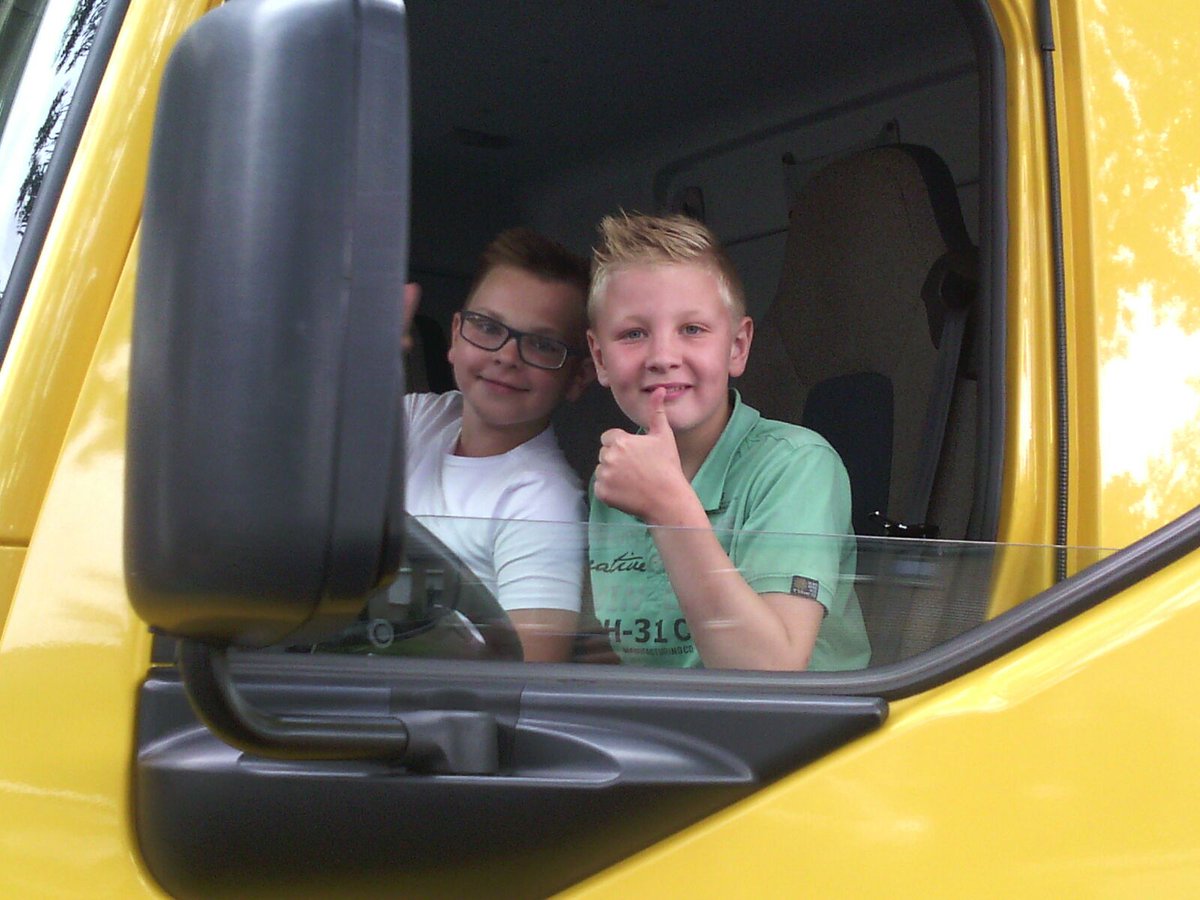 defonkelsteen's tweet photo. Groep 7-8 heeft vanmiddag een gastles gehad over de dode hoek bij vrachtauto's.
Erg leerzaam! https://t.co/dwuDFATqBs