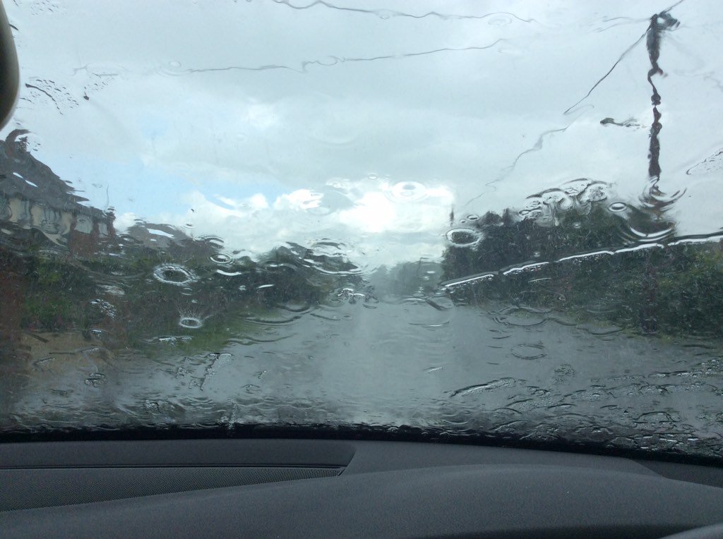 SaxtonZeta's tweet photo. That moment you don't fancy getting out of the car ! https://t.co/pudQNgGj4F