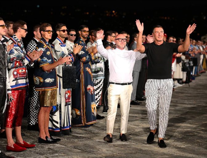 eljoventintero's tweet photo. #FelizLunes Descubre como Italia se vistió de Alta Costura con @Fendi y #DGLovesNaples https://t.co/XP6ax39sAp https://t.co/jHaznYRE3f