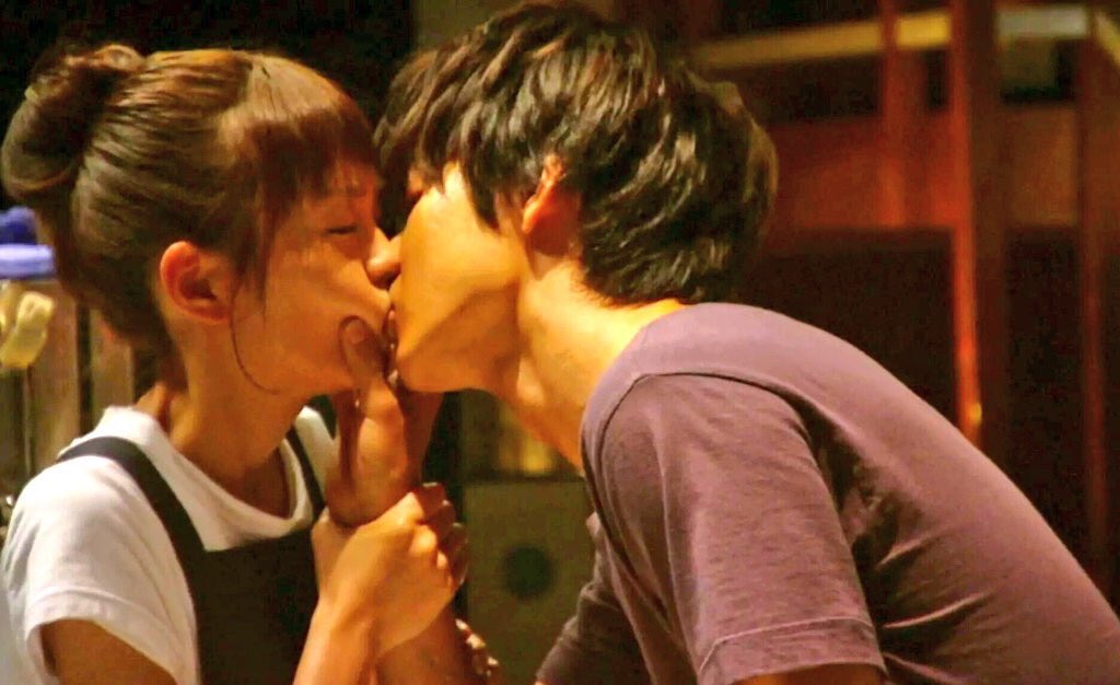 ______794's tweet photo. 壁ドンの次はこれですか。

顔むにってしてからのキスですか。

明日からこれが流行るのか。

 #好きな人がいること https://t.co/jc60lF77i2