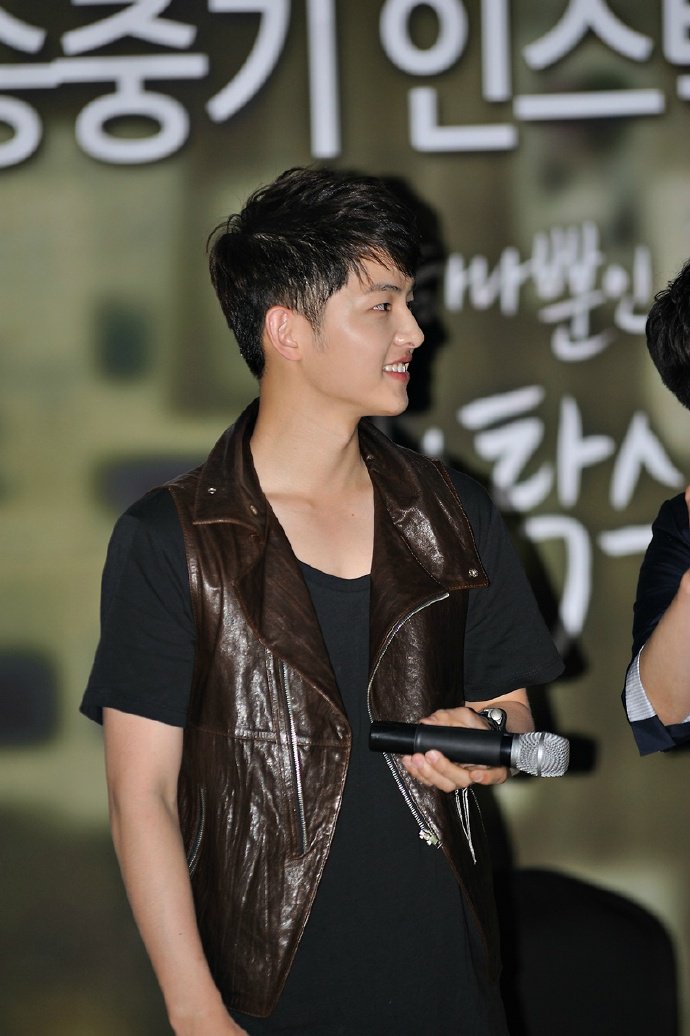SongJoongKi_SG's tweet photo. [PHOTO] 110513 Song Joong Ki - Fujifilm Instax Fansign Event

so cutee~~ nice hairstyle~ https://t.co/7yx8OHzZko