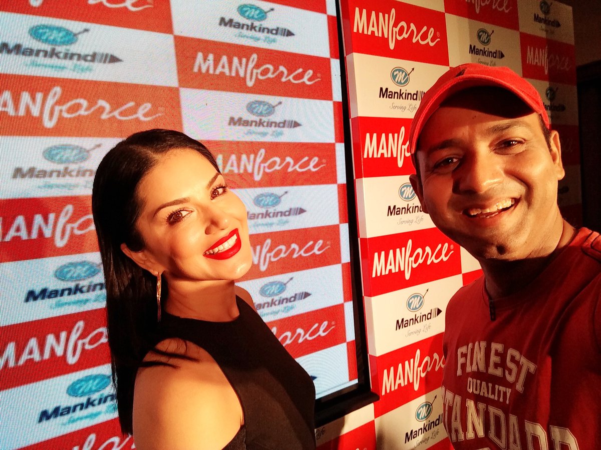 iFaridoon's tweet photo. Selfie time with stunning @SunnyLeone after a fascinating conversation..always love talking yo her! #TalkingFilms https://t.co/eFf9o3je1u