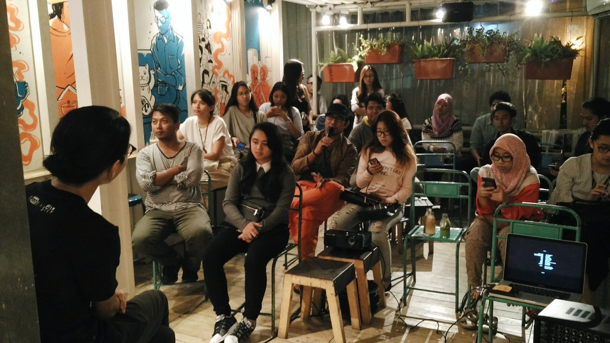 Film screening <a href="/SuratDariPraha/">#SuratdariPraha</a> sudah selesai, dan sudah masuk ke sesi diskusi dan tanya jawab dengan <a href="/anggasasongko/">Angga Sasongko</a>