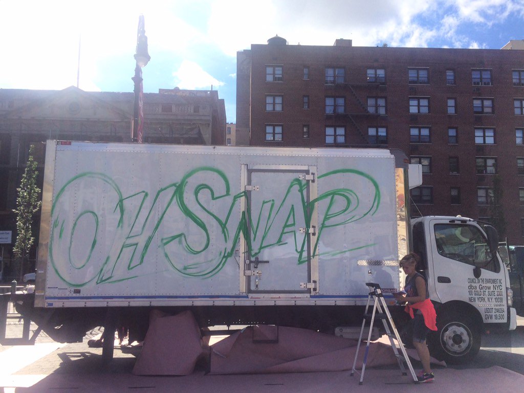 UnSqGreenmarket's tweet photo. Live mural painting on one of our trucks today till 6pm promoting new #foodstamps campaign! #OhSNAP https://t.co/wpiCLLCQtC