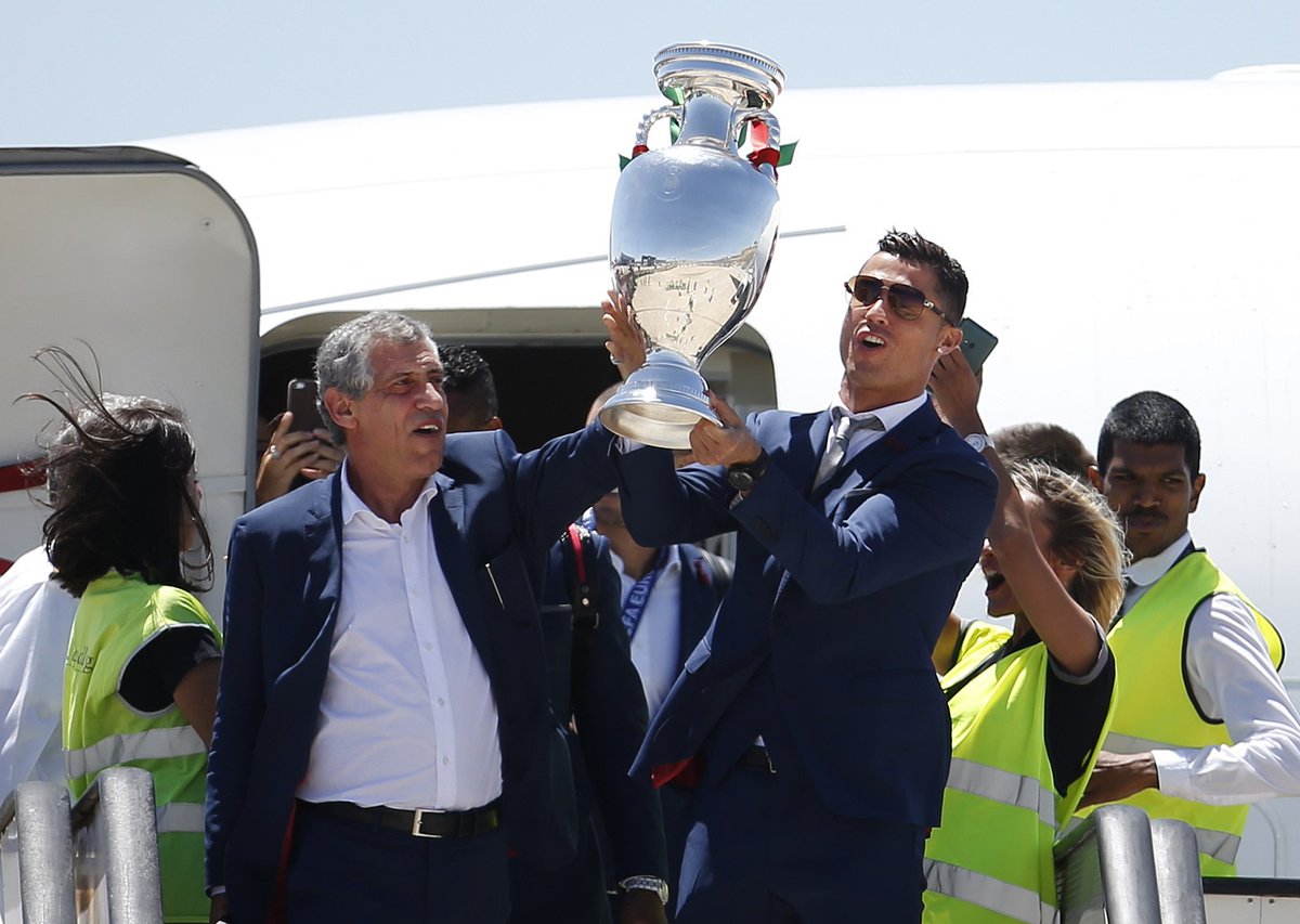 Footballogue's tweet photo. [#Euro2016] Le #POR fête son titre ! 🇵🇹🇵🇹 https://t.co/KAGLgFyp4t