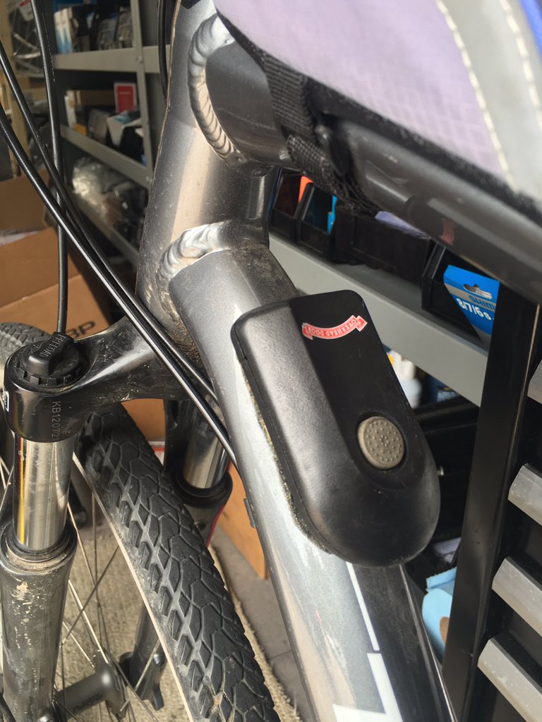 The_BikeMobile's tweet photo. Do you even commute? #garage doorkeeper #practicalbikes https://t.co/HFTccCPWVH