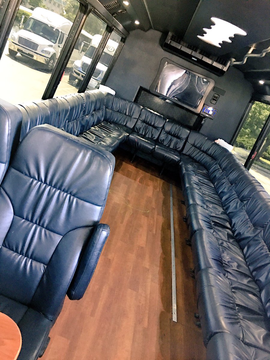 Startup_van's tweet photo. Everything is bigger in America! We'll be hosting evening events in this driving around Chicago! @Sage_Summit https://t.co/nXzuFRO7j3