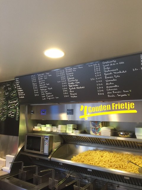 IFMecom's tweet image. Krijtbord op maat gemaakt voor 't gouden frietje! Een menukaart die aangepast kan worden. krijtbordshop.nl