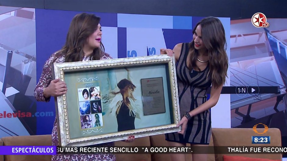 Reconocimiento a <a href="/yuritaflowers/">Yuridia</a> por más de 2 millones de álbumes vendidos #YuridiaEn1N