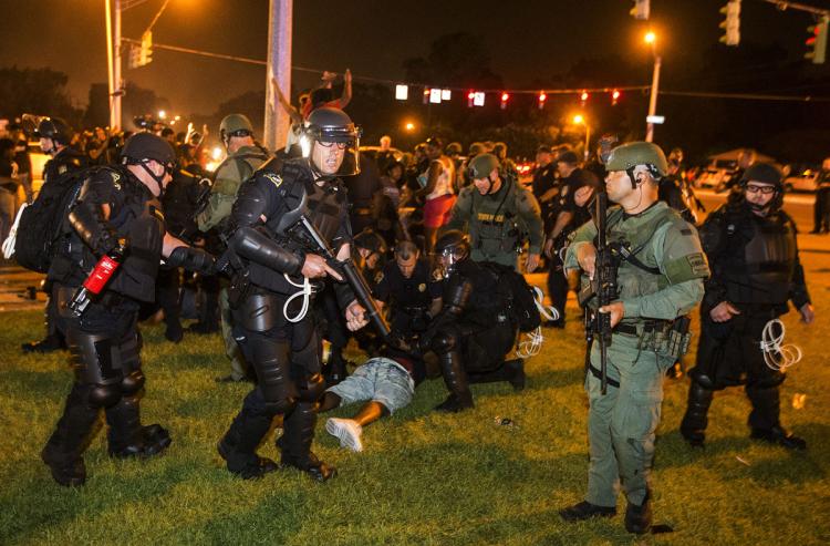 YourAnonNews's tweet photo. Make no mistake, many of these cops are veterans with PTSD and still think they're in Iraq or Afghanistan. https://t.co/QJCEHX5FHK