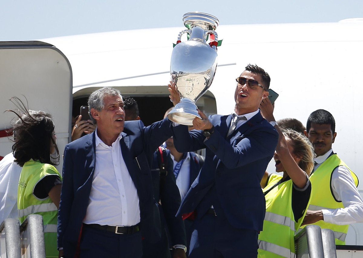 AllNewsFoot's tweet photo. [#Euro2016 ] Le #POR  fête son titre ! 🇵🇹🇵🇹 https://t.co/JVsLvKIcCL