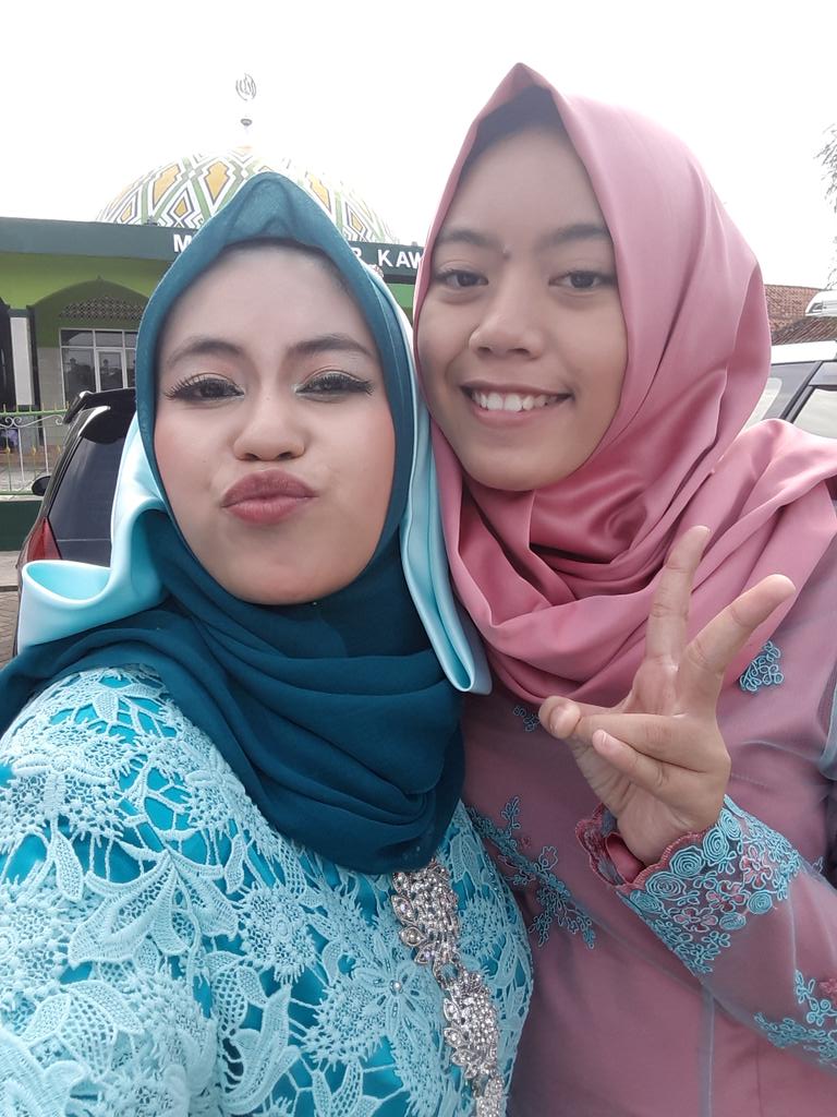 Adik iparku, yang katanya bentar lagi neng punya teteh beneran😀😀