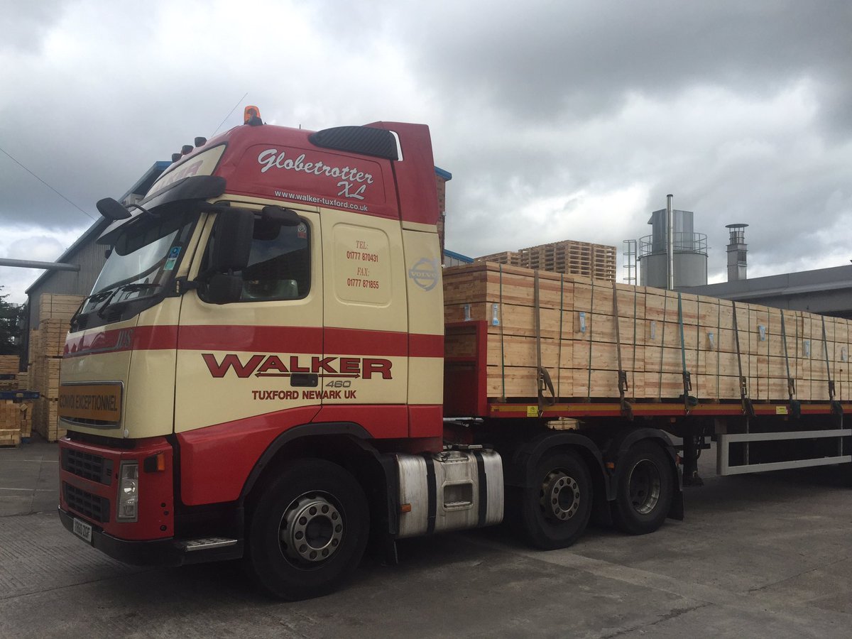 IPTS_Ltd's tweet photo. Another load of homegrown timber🇬🇧 being delivered by Walker & Sons, Tuxford. #NewPallets #CPPallets #FamilyBusiness https://t.co/nROb4pYBU1