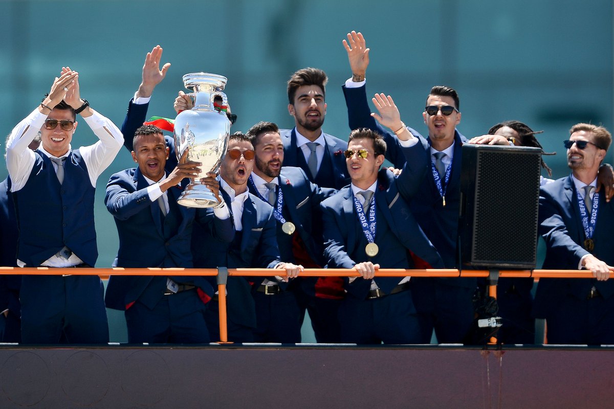Milenio's tweet photo. #Portugal recibe a Cristiano Ronaldo y a los suyos como héroes #EuroFinal2016 https://t.co/G6jU7IjbW8 https://t.co/3OTIHCPaCc
