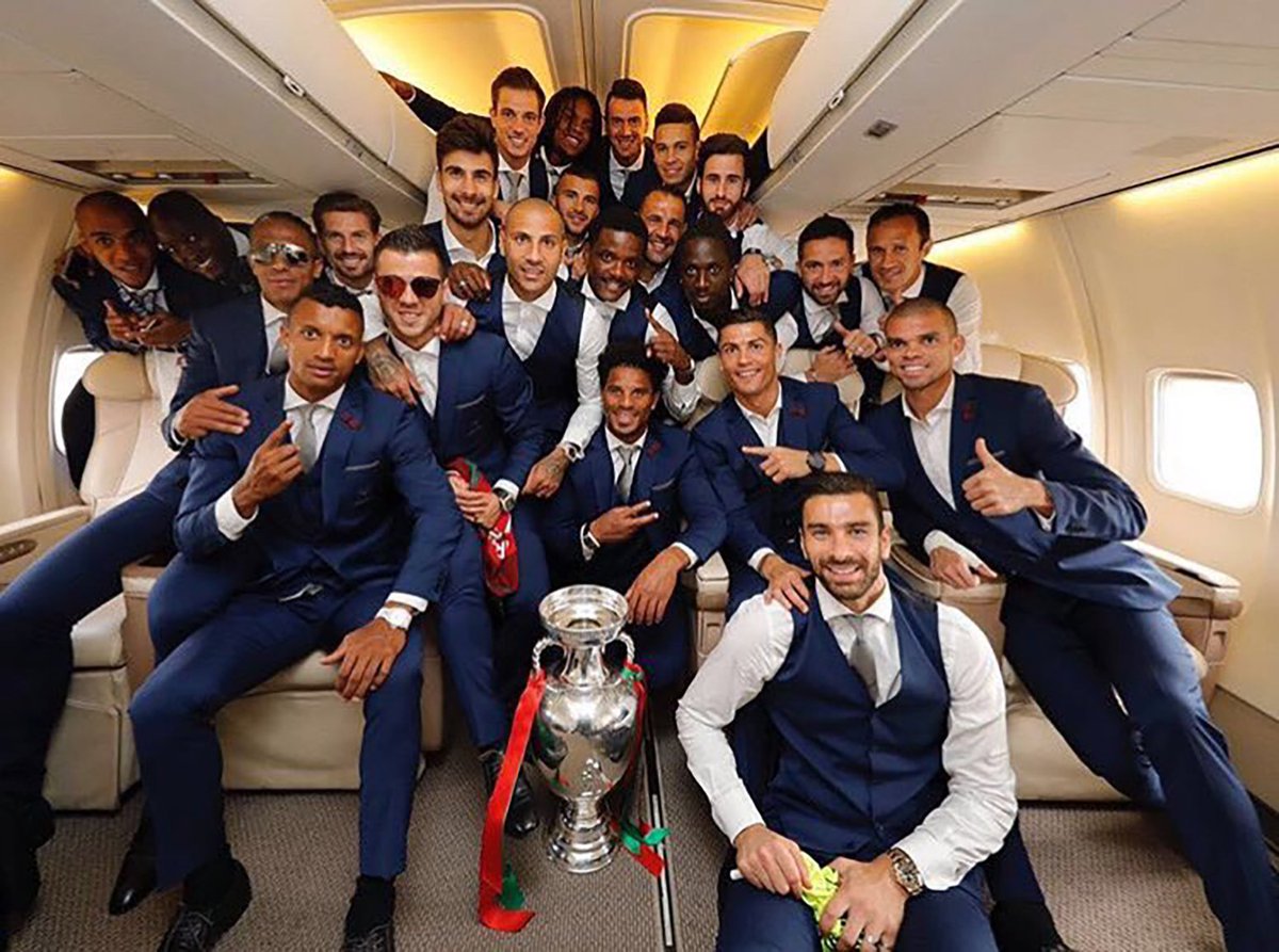 Milenio's tweet photo. #Portugal recibe a Cristiano Ronaldo y a los suyos como héroes #EuroFinal2016 https://t.co/G6jU7IjbW8 https://t.co/3OTIHCPaCc
