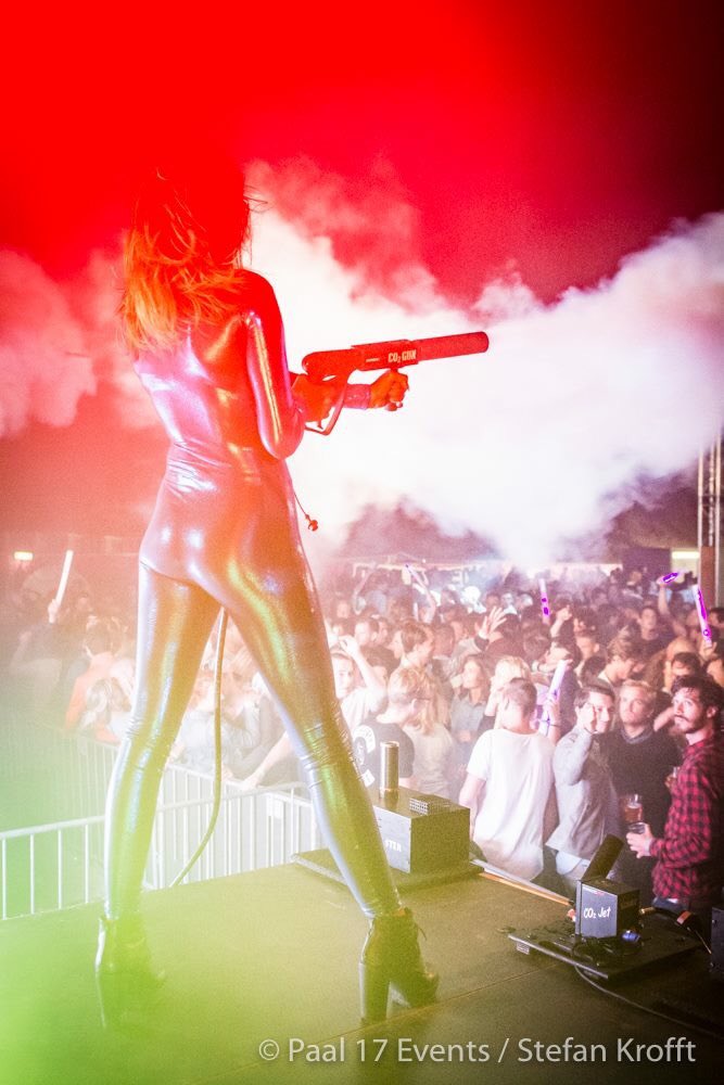 IntervisualLP's tweet image. Vette foto van de @magicfxbv #CO2GUN in actie! @SunBeatsTexel picture by: @StefanKrofft INTERVISUAL.NL