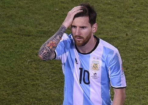 RM4Arab's tweet photo. صحيفة Olé الأرجنتينية تتسائل بعد فوز كريستيانو رونالدو بكأس أمم أوروبا بعنوان ”لماذا يفشل ميسي؟“. https://t.co/V08lmJw2eI