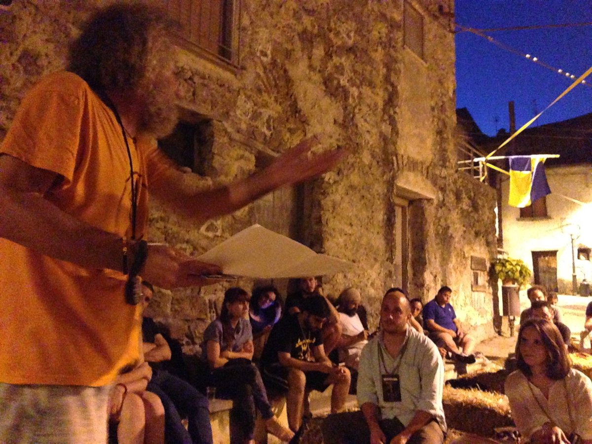 mantralex's tweet photo. #CampDiGrano con @tonymistertime resistenza ludica all'opposizione con la #MappaAPassi #augmentedreality #smartcity https://t.co/xIF29N9cge