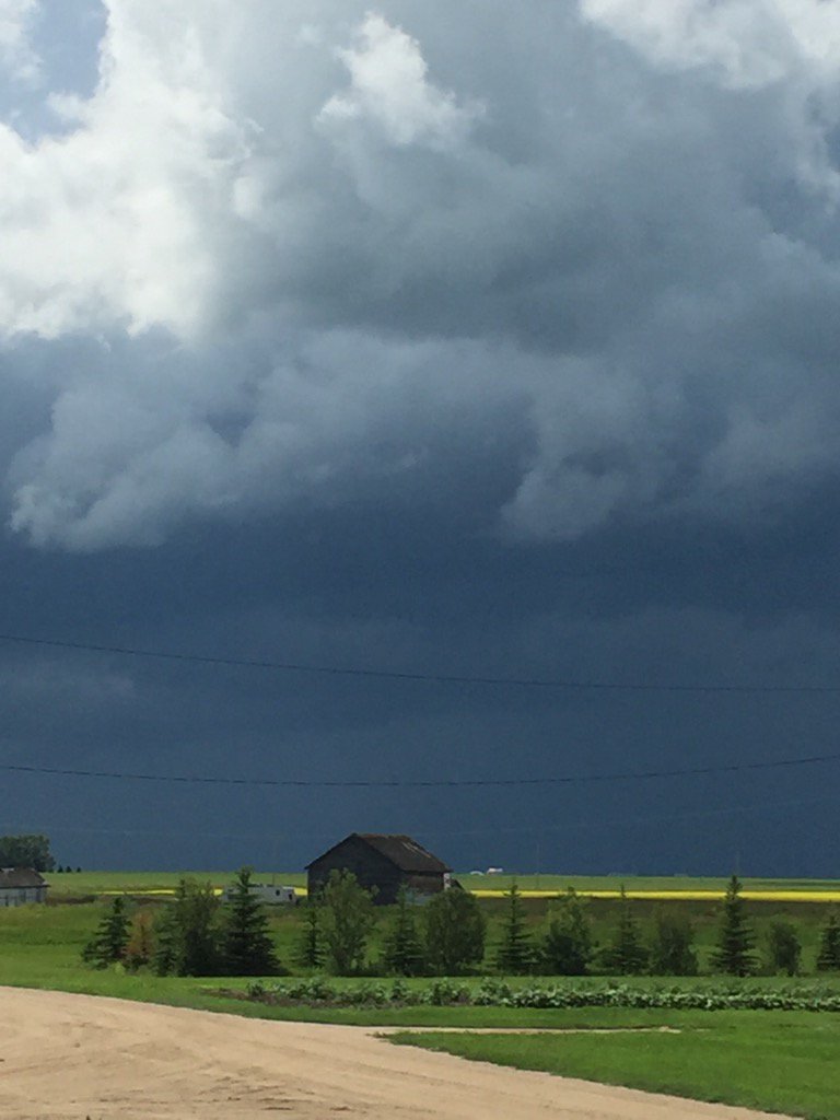 BechardCindy1's tweet photo. Storm coming, Gray Sask. https://t.co/jcyj2qF7at