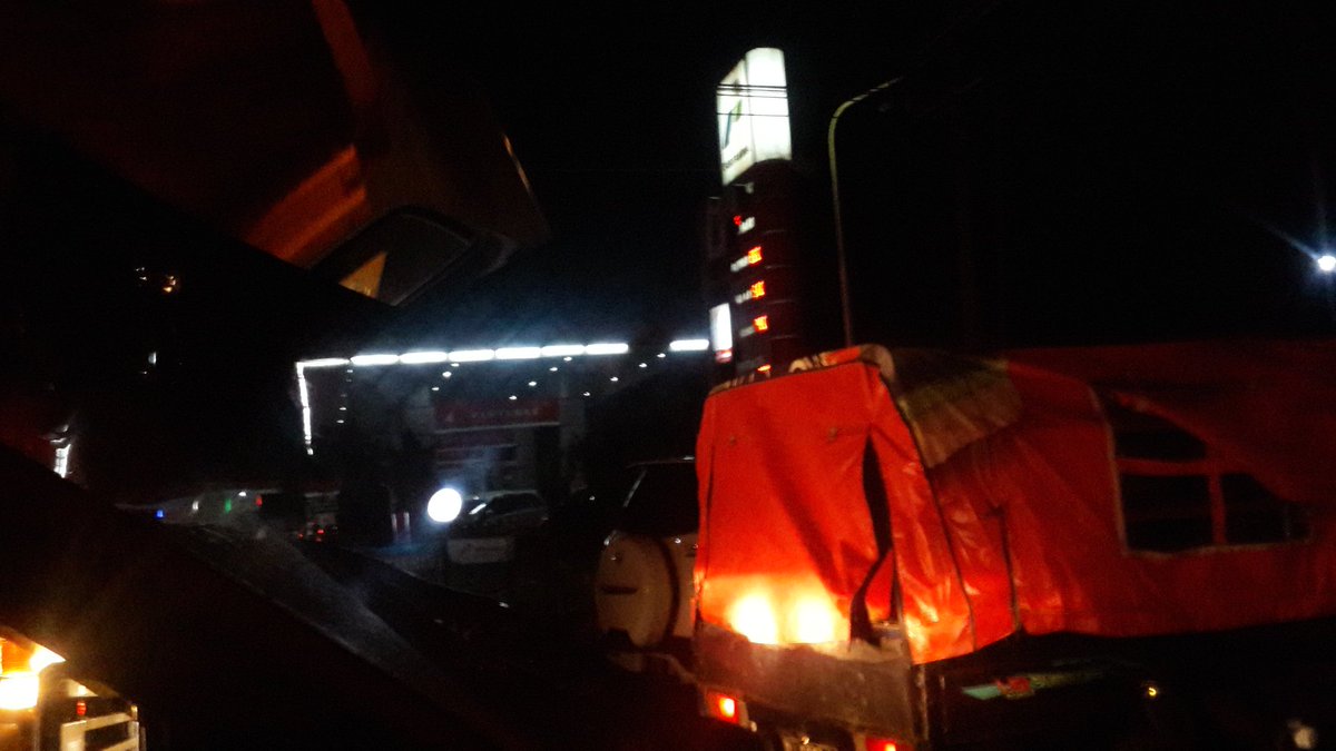 SPBU sepanjangan pantura kendal menjd lahan parkir membwt tersendat kend melaju k arah jakarta..hati2