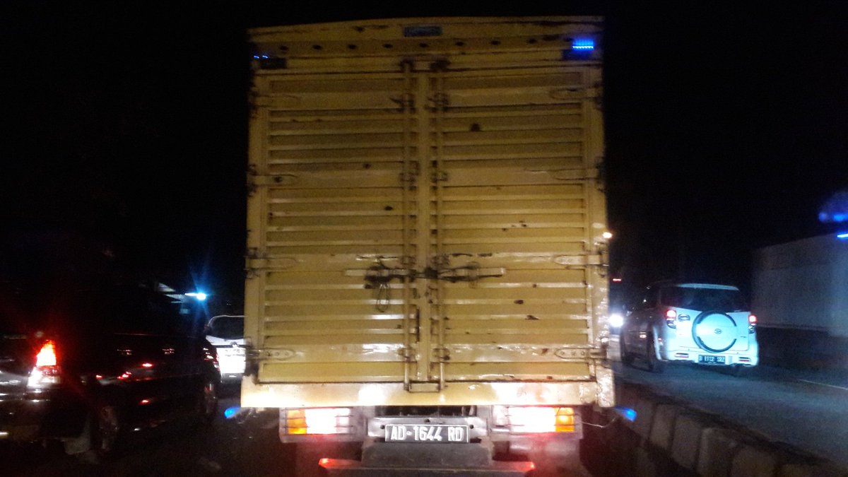 Gak ada polisi kend di pantura Kendal buka 3 lajur,1 lajur k jkt masuk jalur lawan...hati2