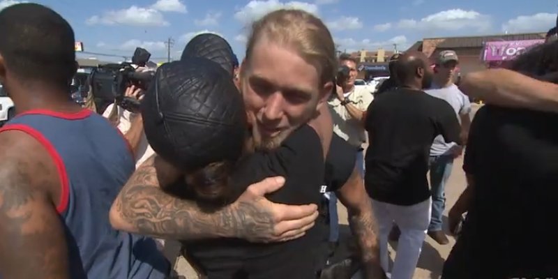 961KISS's tweet photo. Opposing protestors meet up in Dallas, end up hugging and sharing prayers 

(Video https://t.co/rBTvxFRg3Z) https://t.co/ssfqEqYcui