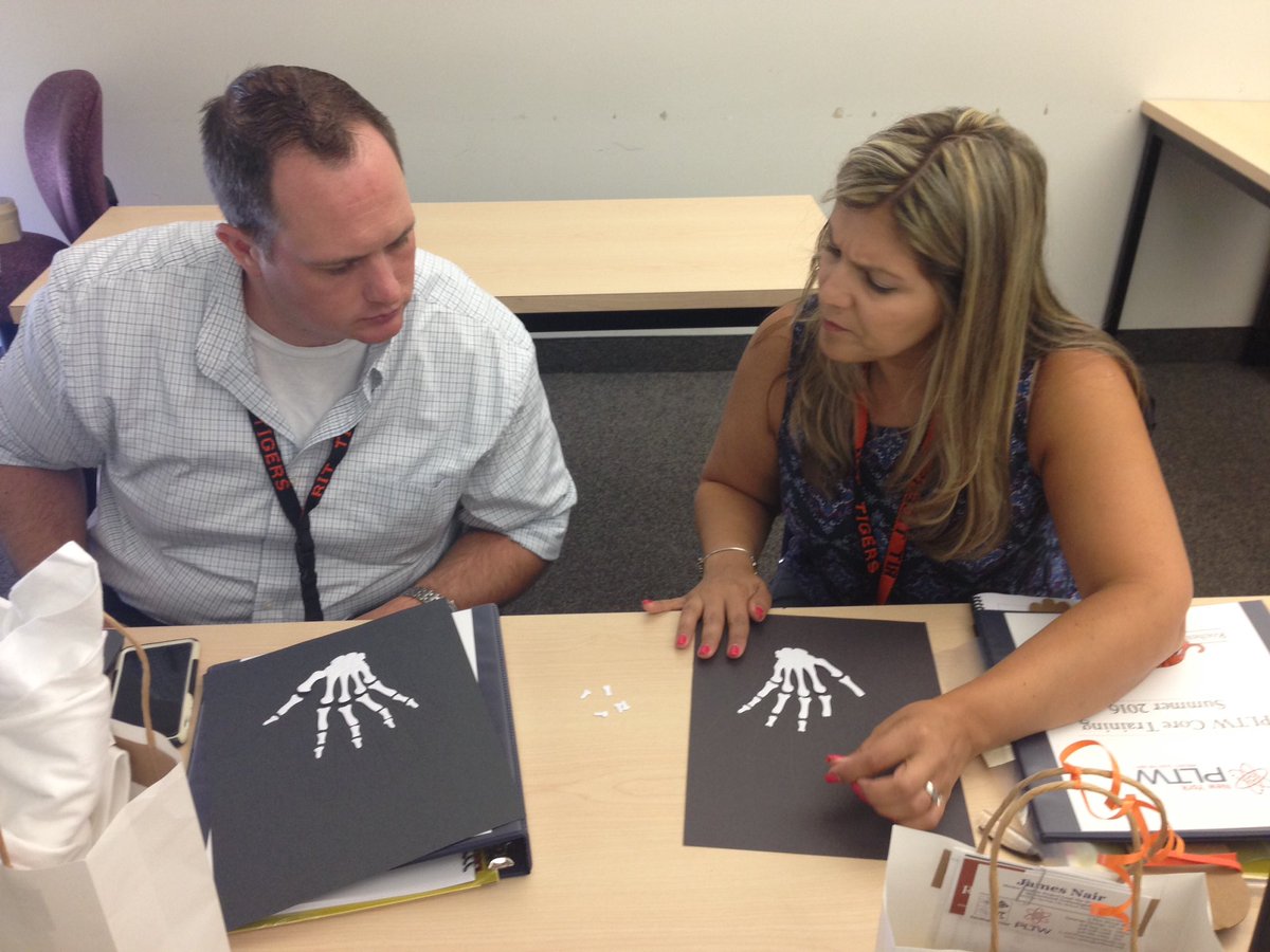 amyshawpltw's tweet photo. Giving a hand to Launch #pltwct16 @jamesnair @pltworg https://t.co/1W2xfNBlWp