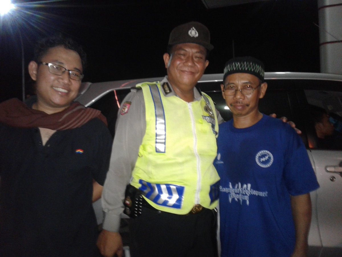 benkBazz's tweet photo. @NTMCLantasPolri terimakasih pak polisi edi sudah mengatur pengisian bbm di pom bensin wilayah brebes, semangat pak. https://t.co/6KyeocbSKB