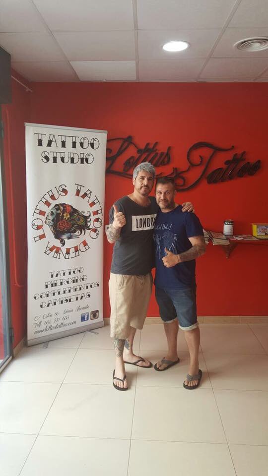 vic_ama's tweet photo. En @lottustattoo el tatuador @Leo_Tattoos junto a mi tatuador y amigo Óscar Llamas, #Denia https://t.co/b8AKKymPtW