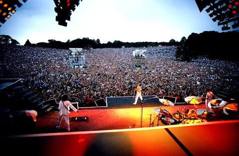 EfemerideDelDia's tweet photo. #UnDiaComoHoy #11J de 1986 #Queen celebra el 2do de dos exitosos conciertos ante 72,000 personas Wembley de Londres. https://t.co/fev0EdaHIL