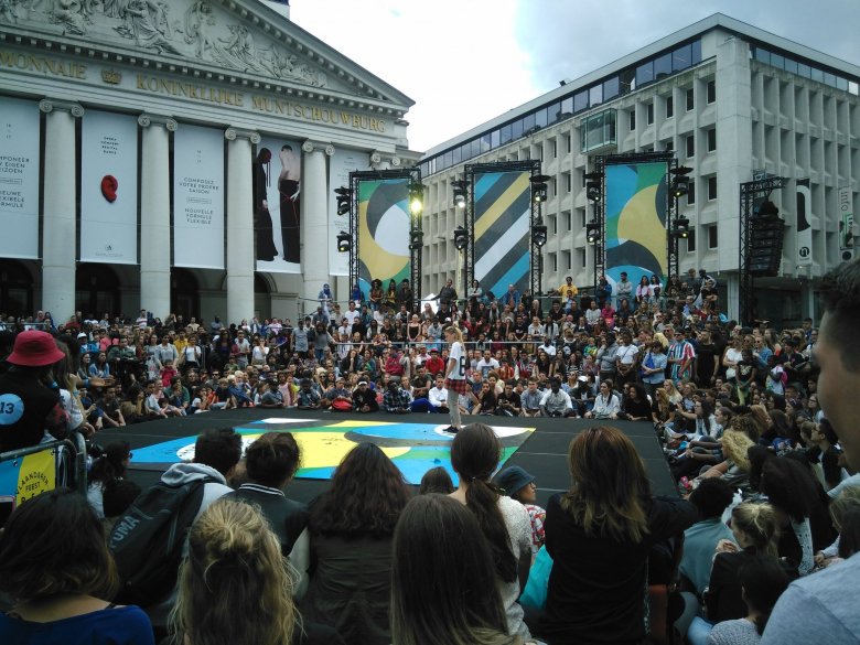 Muntplein loopt vol voor Brussel Danst bruzz.be/nl/actua/muntp…