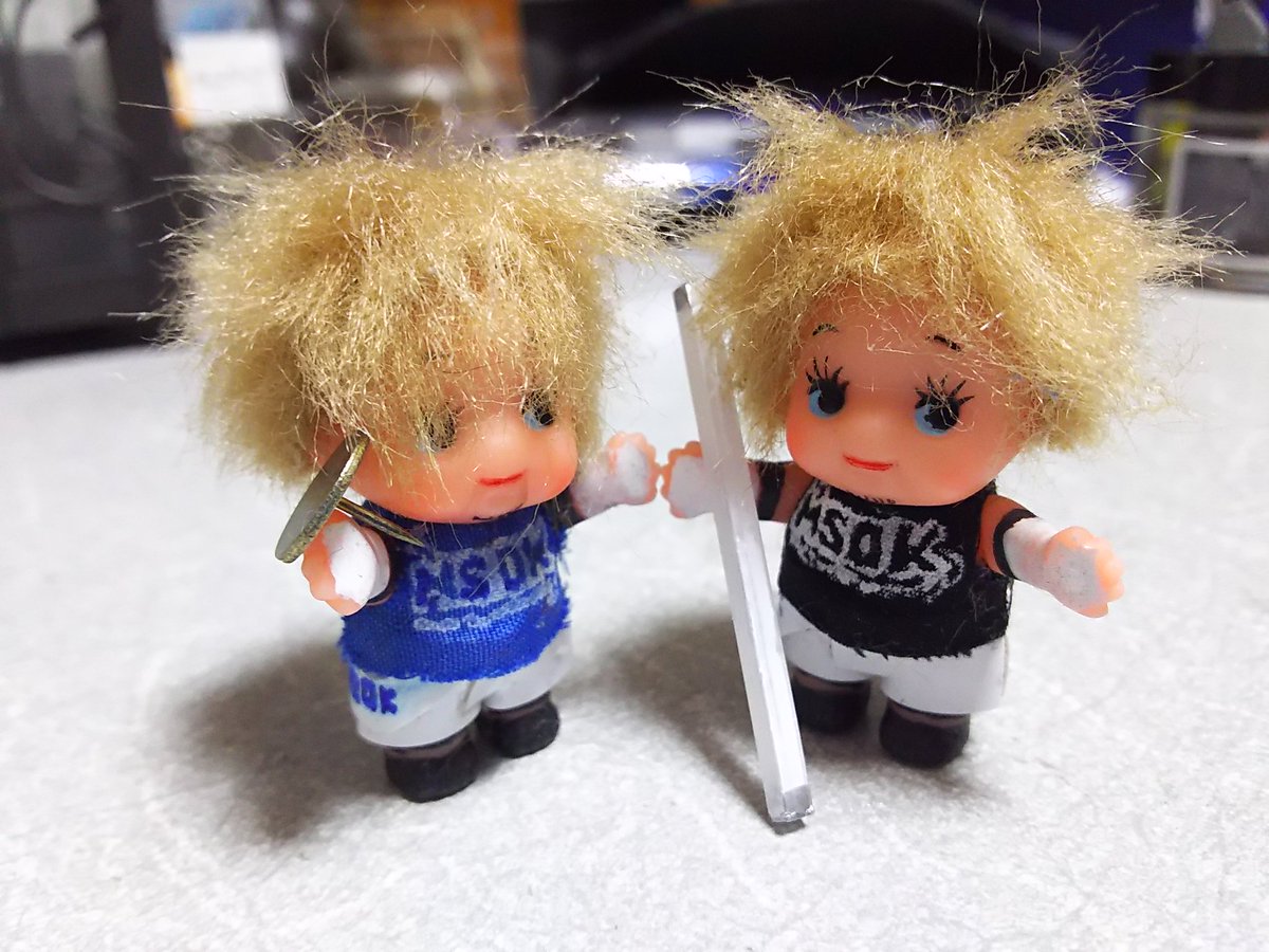 しろ どうやら需要があるようですので ちょいとqpのメイキングを 材料 キューピー 布 接着剤 アクリル絵の具 マジック 髪の毛の素材 右下に写っているのはストラップ等にする用のピン 頭に穴を開けて打ちます