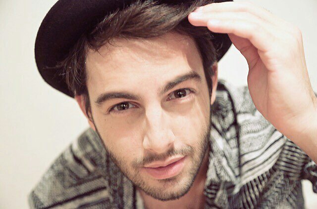 darinsets's tweet photo. I knew I'd seen this pose before. #darinsets https://t.co/Hk8jHTBNLZ