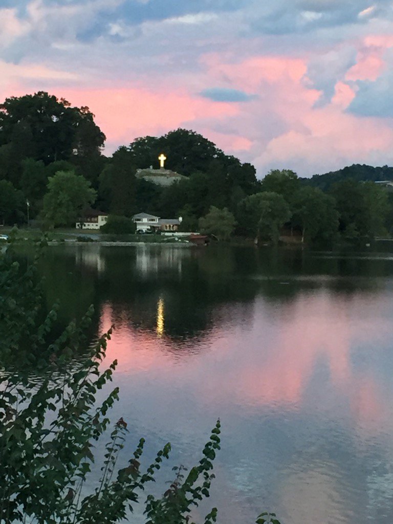 Moser4Rick's tweet photo. Dusk at Lake Junaluska on Sunday evening. https://t.co/Y7nxE5F8V9