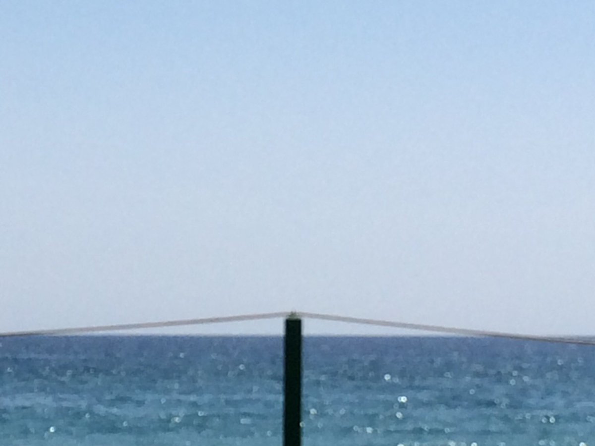 Horizontgeometrie aus Wasser und Luft, in bleu, liegend.