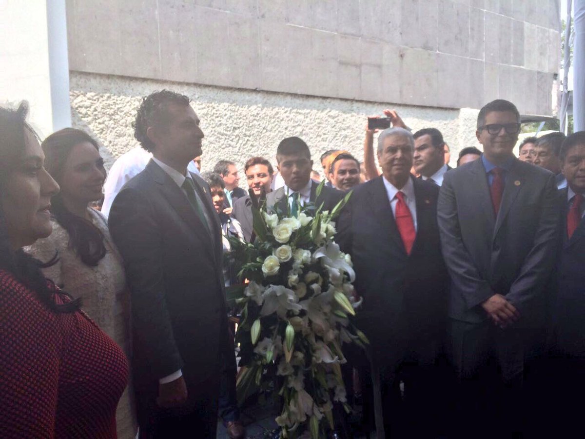 PRICDMX_'s tweet photo. #PRICDMX #EnVivo @EnriqueOchoaR en el CEN del #PRI para registrarse como candidato a Presidente del partido. https://t.co/LGQbOrzMH1