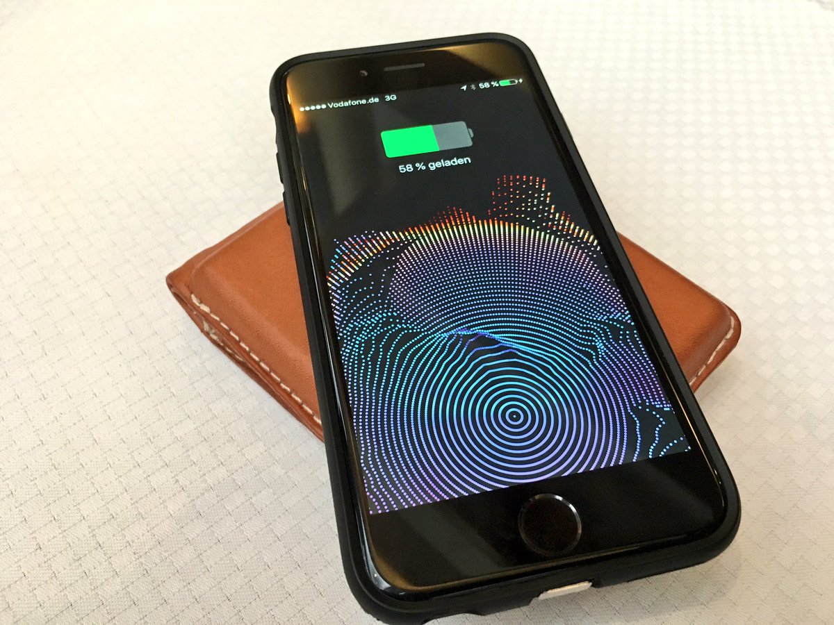 TrendJam_de's tweet photo. #Innovation bei #DLPreview. #SmartWallet mit Wireless #Qi #Powerbank, #NFC-Safe &amp; #Bluetooth: @poqitBerlin. #IFA2016 https://t.co/Gz9zK6RrZg