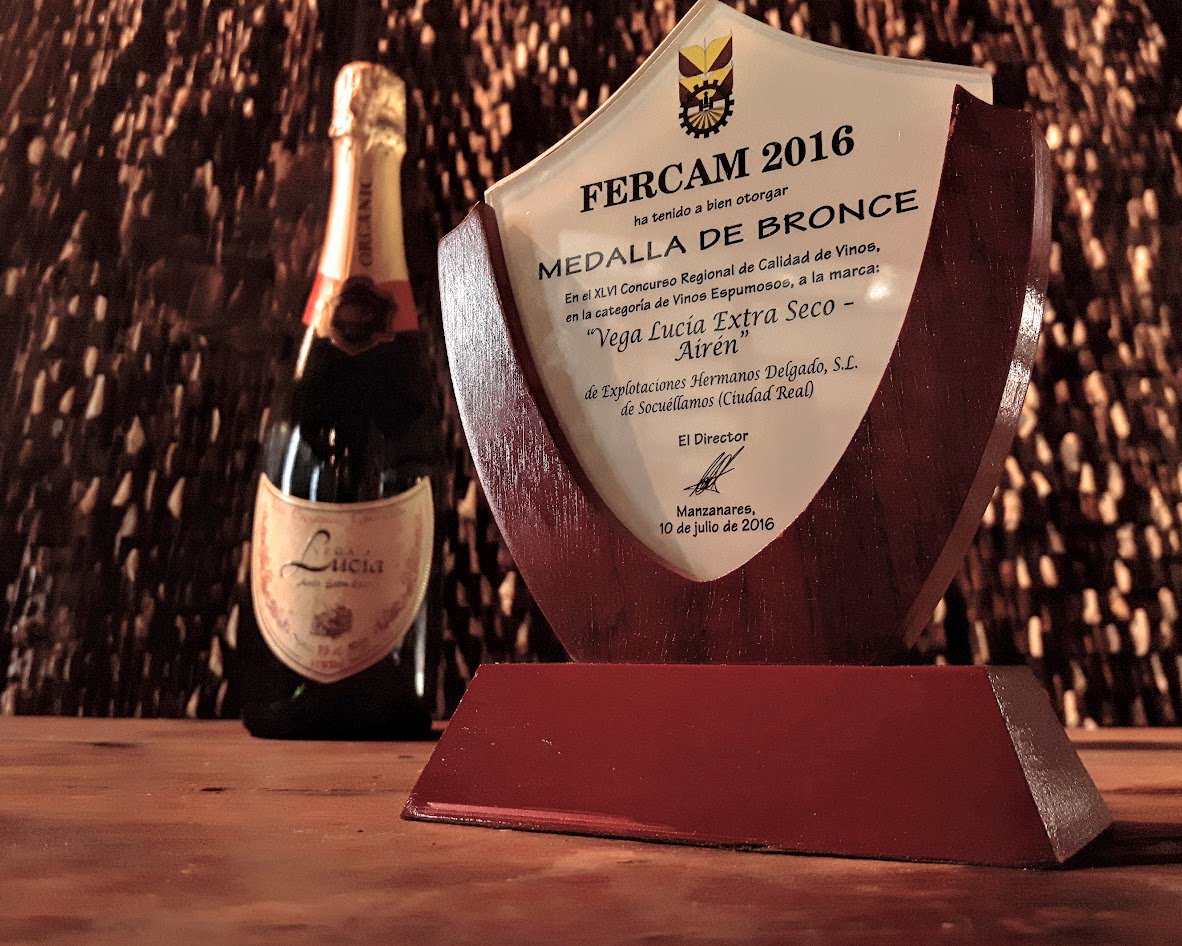EHDBioOrganic's tweet photo. Brindamos con vosotros por la medalla de bronce obtenido por nuestro #VegaLucía #airén #extraseco en #Fercam. https://t.co/qlLPlbDB1h