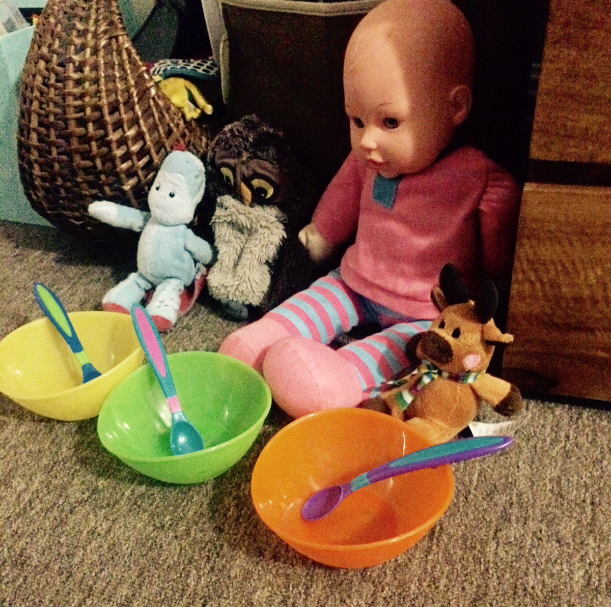 soortSA's tweet photo. My daughter has decided that her #toys like the #kidstableware @Munchkin_Inc 😂 https://t.co/uKgQpnYapM