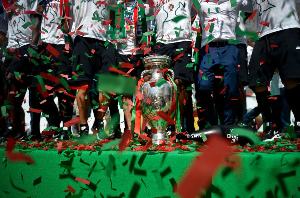 EURO2024FRA's tweet photo. #EURO2016
🎉🎤💃🌞🇵🇹🏆 https://t.co/LoP8nNBT37
