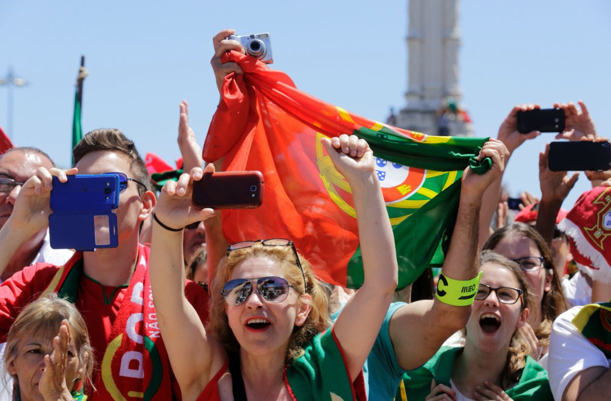 EURO2024FRA's tweet photo. #EURO2016
🎉🎤💃🌞🇵🇹🏆 https://t.co/LoP8nNBT37