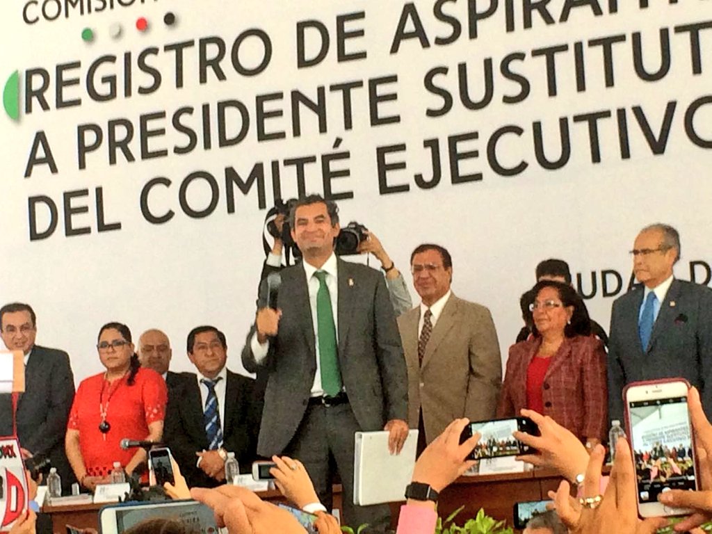 AnavelFernandez's tweet photo. Se registra @EnriqueOchoaR ante la Comisión de Procesos Internos, como aspirante para Presidente del @PRI_Nacional https://t.co/AvzlVw4qpU