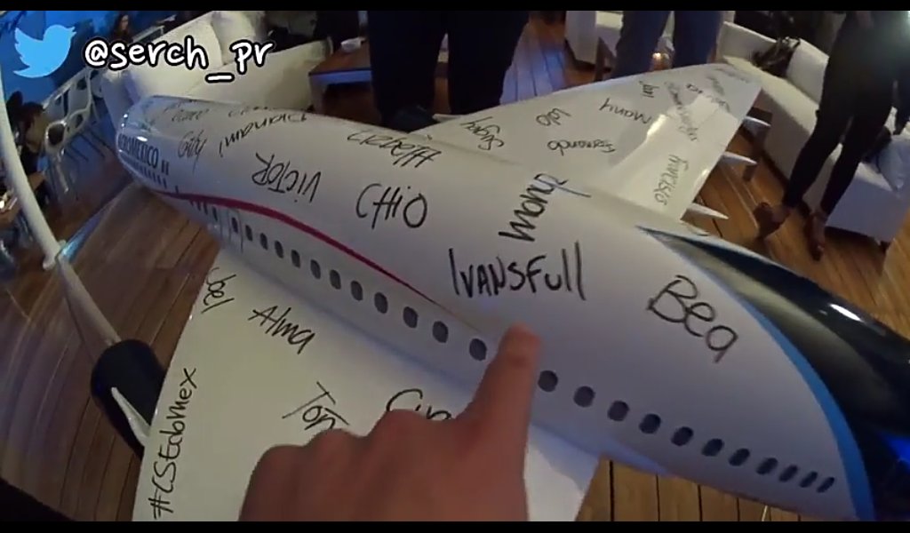 ZairethMaldonad's tweet photo. Nuestro @serch_pr Firmando @Aeromexico con @soyjuansolo se de la cámara 😎😍✋✈ #Ivansfull https://t.co/BHuv2X0MS3