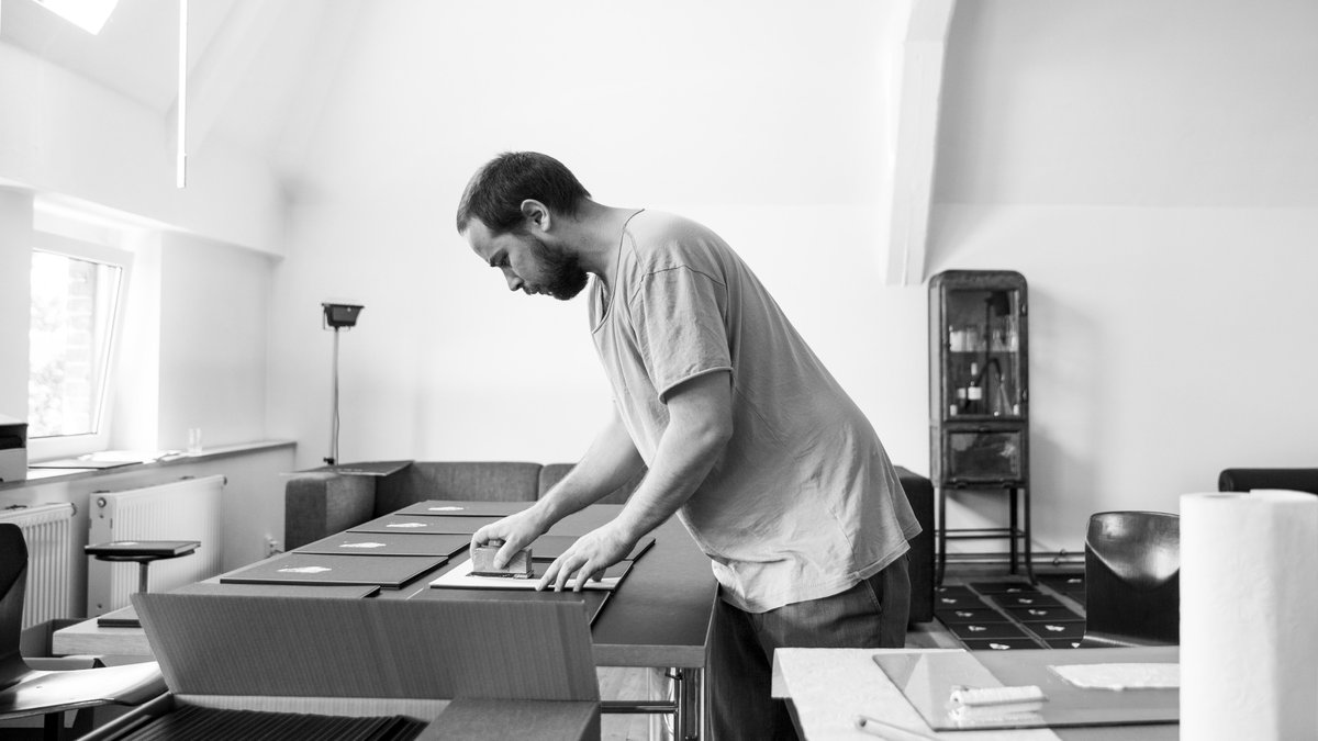 raster_raster's tweet photo. Grischa Lichtenberger stamping his upcoming ltd. triple EP edition – Spielraum | Strahlung | Allgegenwart https://t.co/cAs4vQJGVL