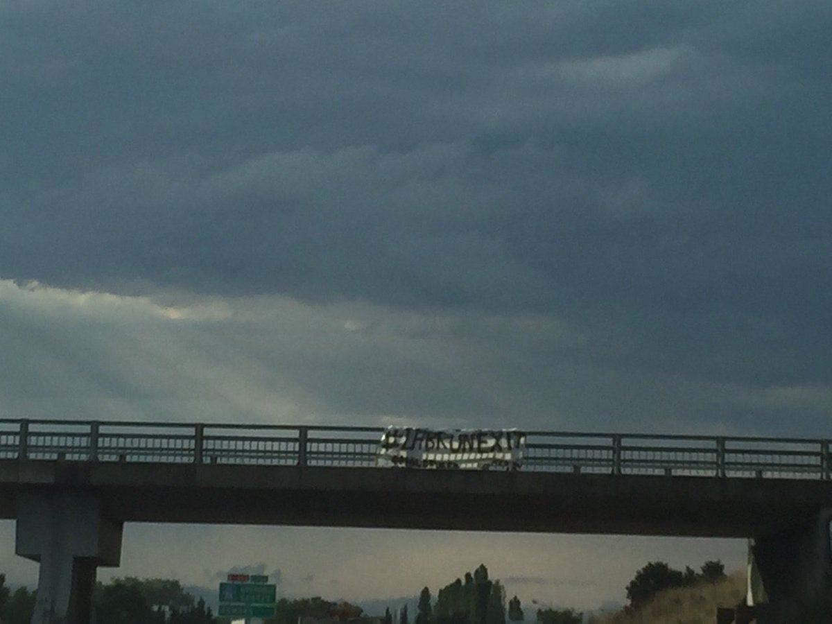 Djerir26's tweet photo. #Valence se prépare à accueillir @OM_Officiel comme il se doit ! Pont d'autoroute > Grenoble #Labrunexit #TeamOM https://t.co/lWMFtfuCzx