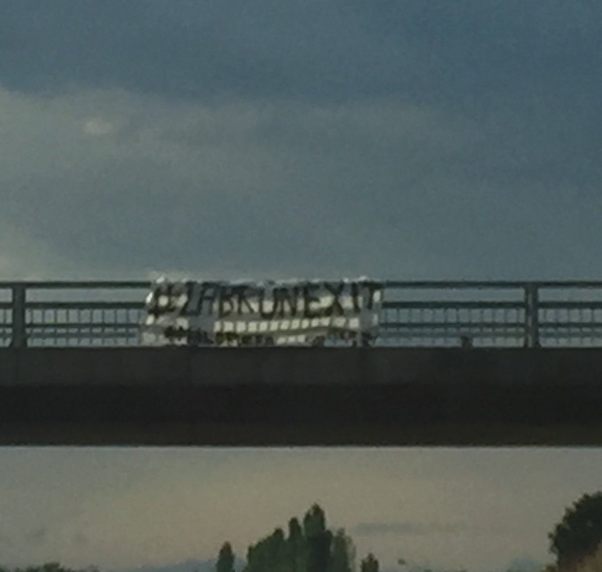 Djerir26's tweet photo. #Valence se prépare à accueillir @OM_Officiel comme il se doit ! Pont d'autoroute > Grenoble #Labrunexit #TeamOM https://t.co/lWMFtfuCzx