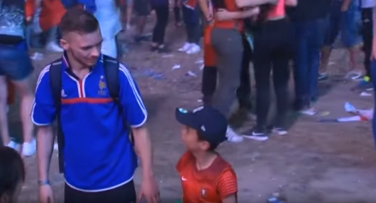 ActualidadRT's tweet photo. VIDEO: Así reaccionó un hincha francés luego de que un niño portugués lo consolara #EURO2016 https://t.co/vq25Q3gUwF https://t.co/fX9FWYxlve