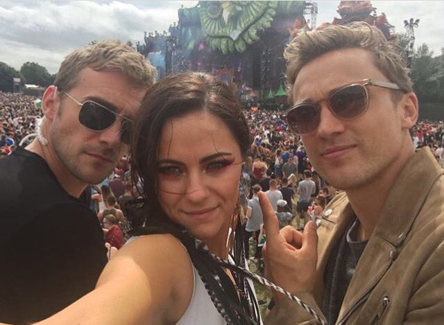 EmanuelaDG's tweet photo. Miss this crew❤️is this fall yet?? @TheRoyalsOnE @AlexandraPark1 @tomoausten @williammoseley #TheRoyals season3 https://t.co/3VtkU163fR