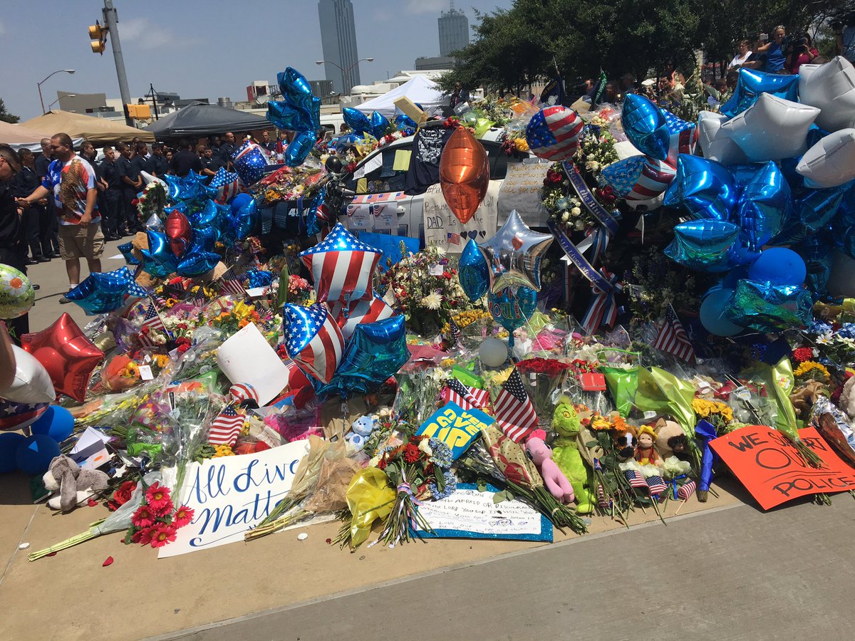 TheScoutGuideD's tweet image. Beautiful sight to see this amazing city come together to support our police officers 🇺🇸❤️