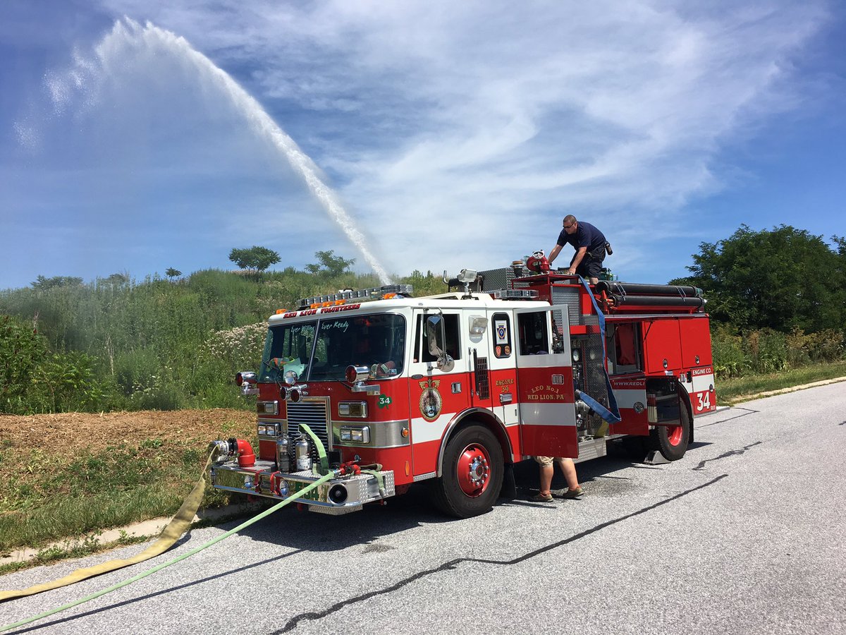 RedLionFireDept's tweet image. A beautiful way to start the week. #enginecompany #masterstream #staylowandgo @LtRayMack